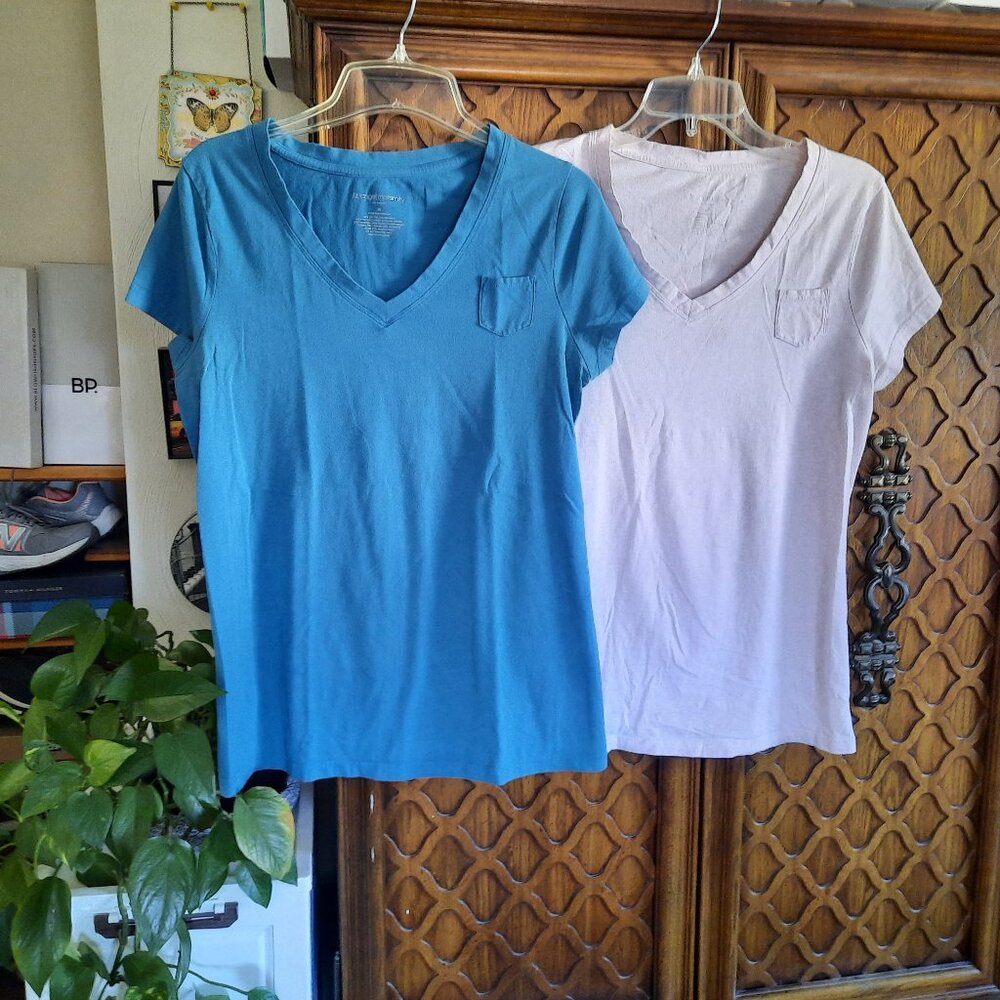 Liz Lange Maternity V-neck Pocket Tees (2 pc Set) - Teal/Pink, Size M